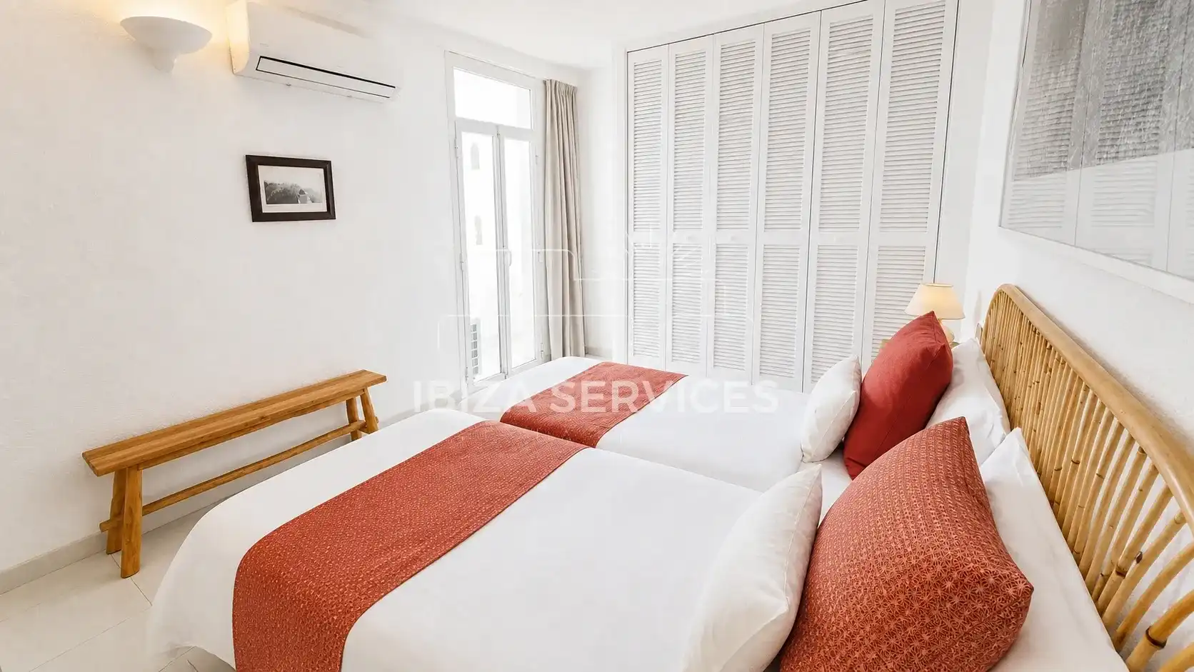 Habitación de Piso de alquiler en Santa Eulària des Riu con Aire acondicionado, Jardín privado y Piscina