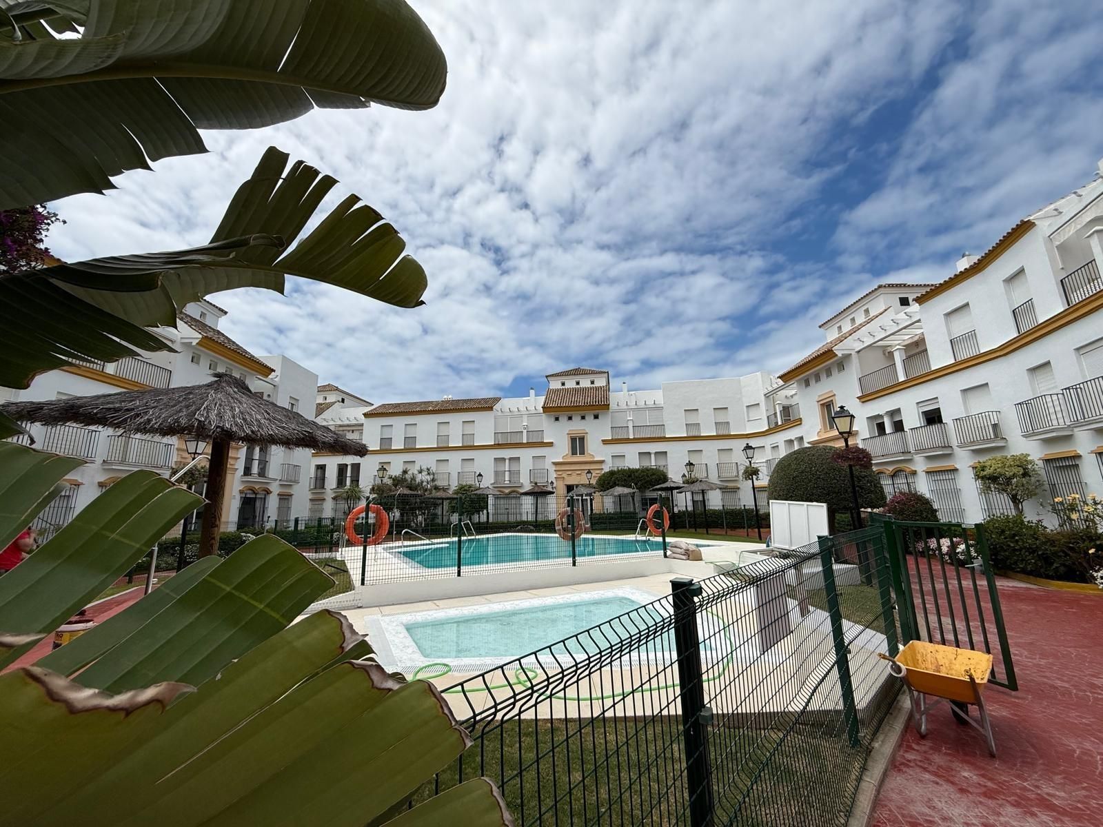 Vista exterior de Planta baixa en venda en Rota amb Jardí privat, Terrassa i Balcó