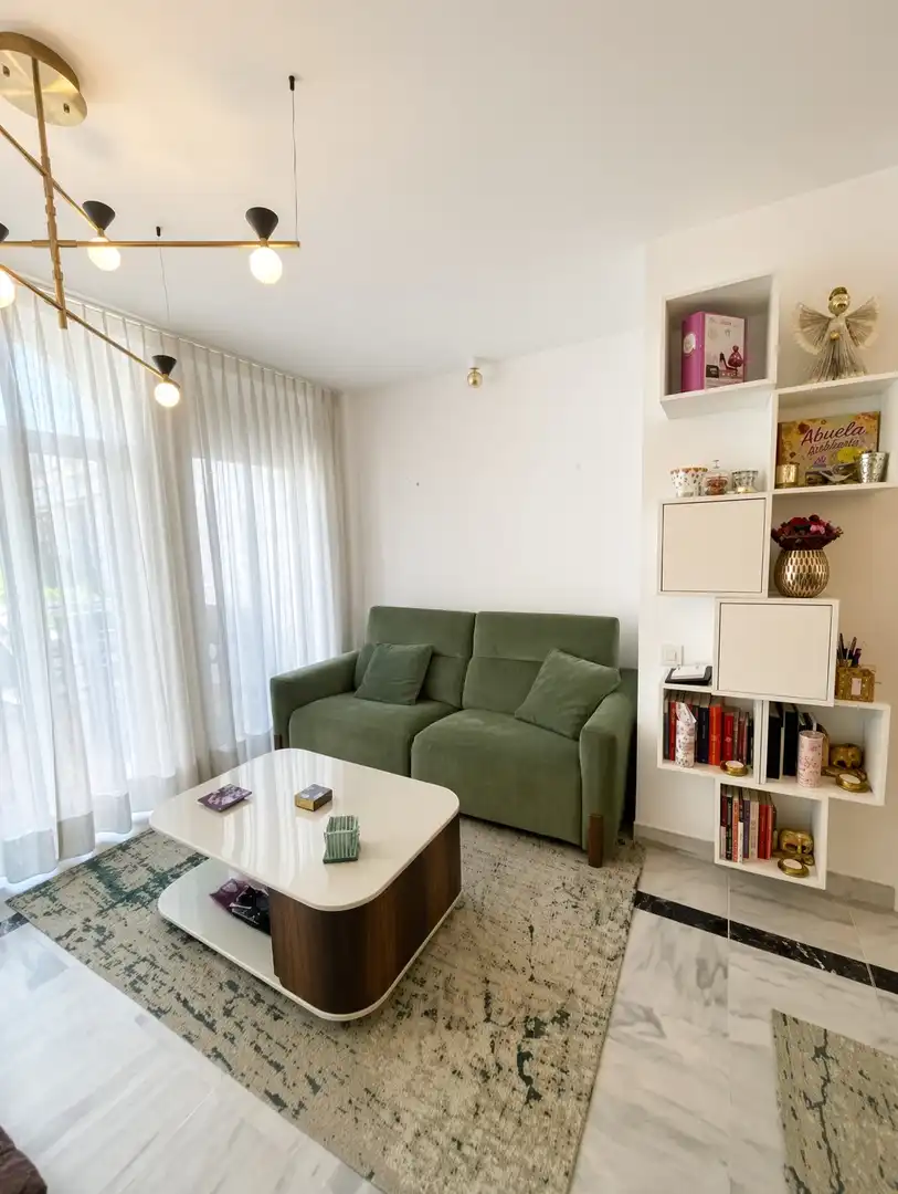 Sala d'estar de Dúplex en venda en Marbella amb Aire condicionat, Terrassa i Traster