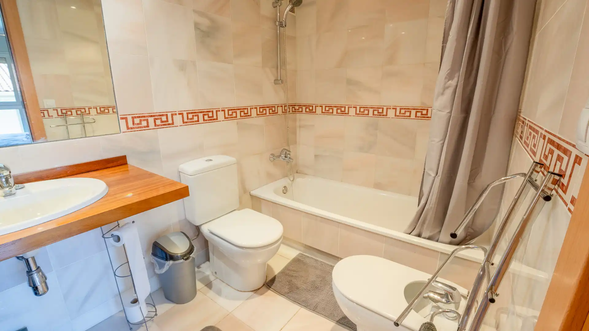 Badezimmer von Wohnungen zum Verkauf in Castell d'Aro, Platja d'Aro i s'Agaró mit Klimaanlage, Heizung und Terrasse