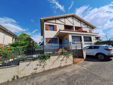Casa amb jardí en venda a Zuzaran Kalea