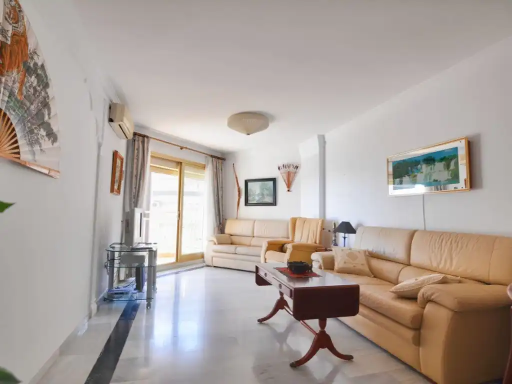 Sala d'estar de Pis en venda en Fuengirola amb Aire condicionat, Terrassa i Moblat