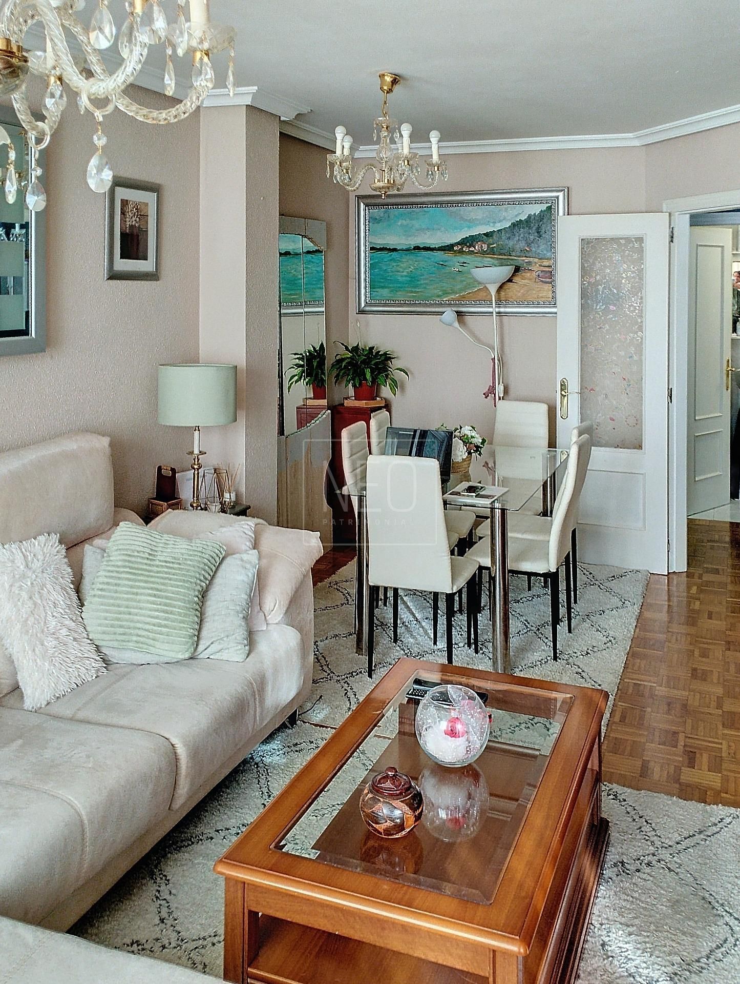 Sala d'estar de Dúplex en venda en Oviedo  amb Calefacció, Parquet i Terrassa