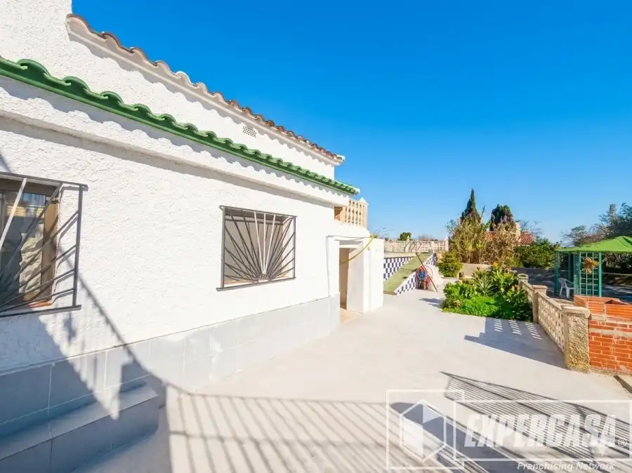 Vista exterior de Casa o chalet en venta en Llíria con Terraza