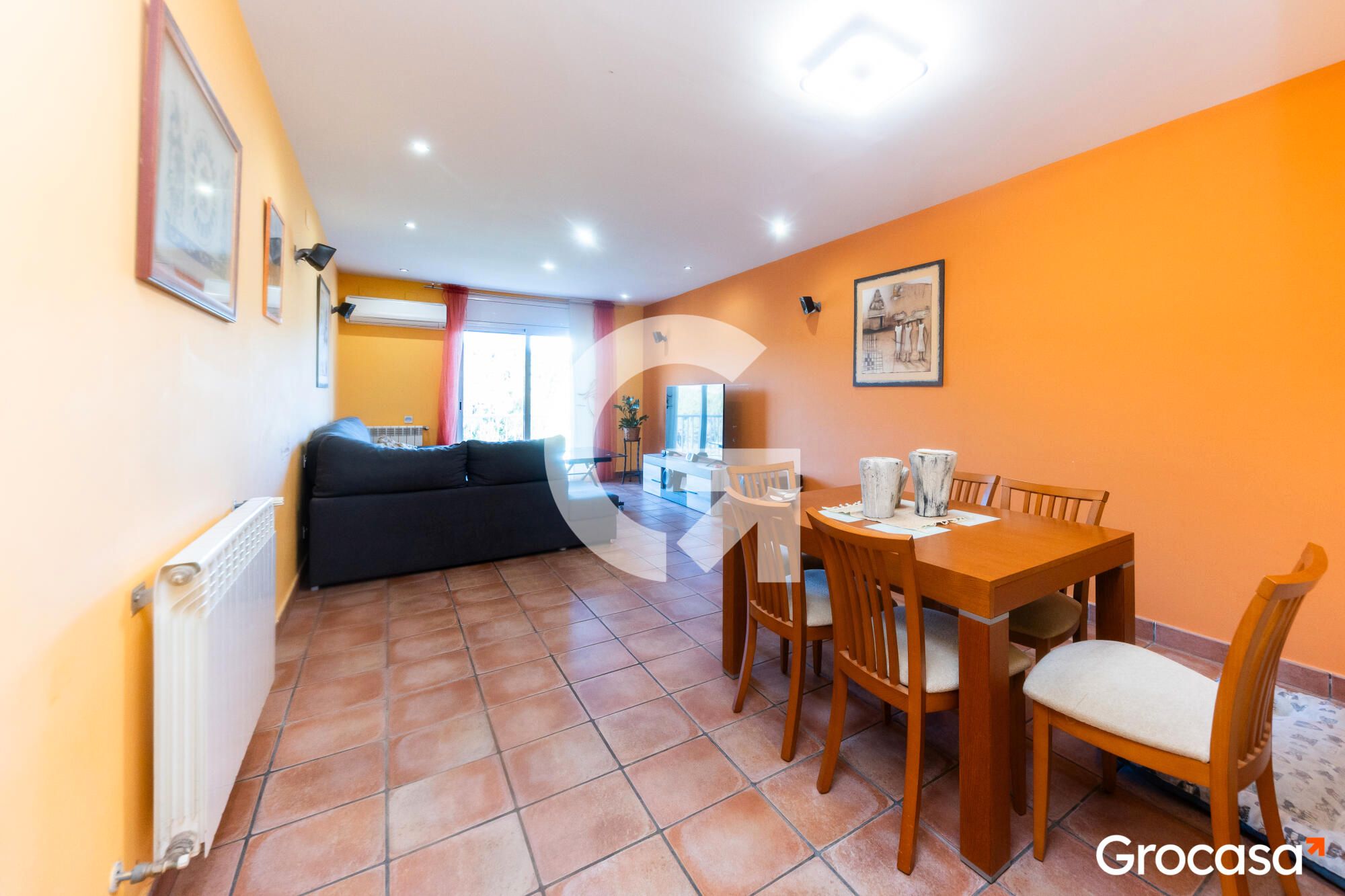 Menjador de Casa adosada en venda en Torrelles de Llobregat amb Aire condicionat, Calefacció i Jardí privat