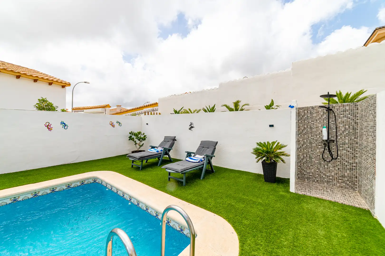 Piscina de Casa o xalet en venda en San Miguel de Salinas amb Aire condicionat, Jardí privat i Terrassa