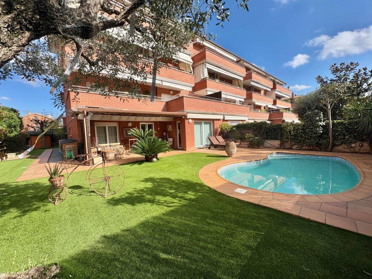 Exterior view of Flat for sale in Cerdanyola del Vallès  with Air Conditioner, Heating and Private garden