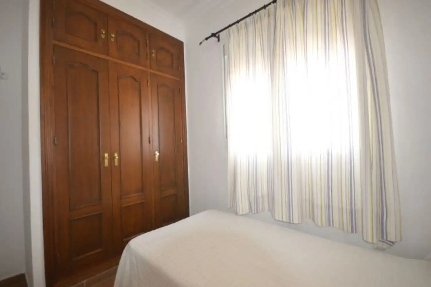 Habitación de Casa adosada de alquiler en Conil de la Frontera con Aire acondicionado, Jardín privado y Terraza