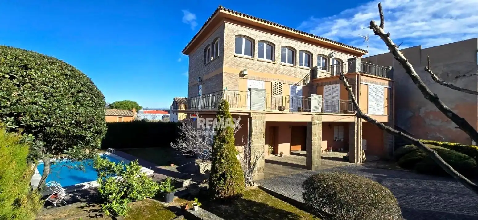 Vista exterior de Casa adosada en venda en Celrà amb Aire condicionat, Jardí privat i Terrassa