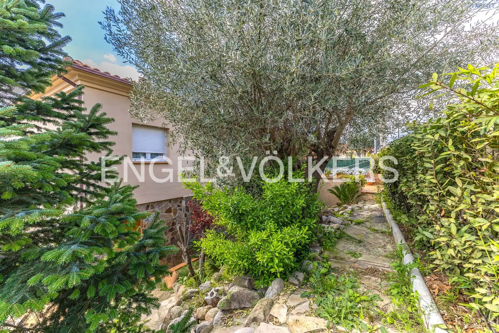 Vista exterior de Casa o xalet en venda en Castellar del Vallès amb Aire condicionat, Calefacció i Jardí privat
