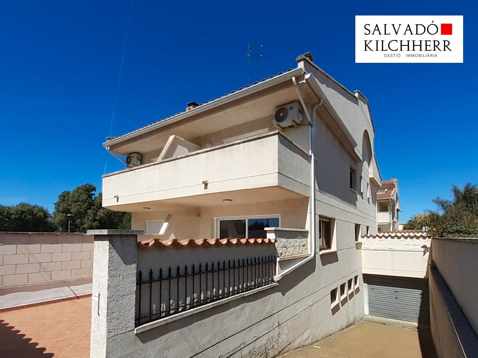 Vista exterior de Casa adosada en venda en Cambrils amb Aire condicionat, Calefacció i Jardí privat