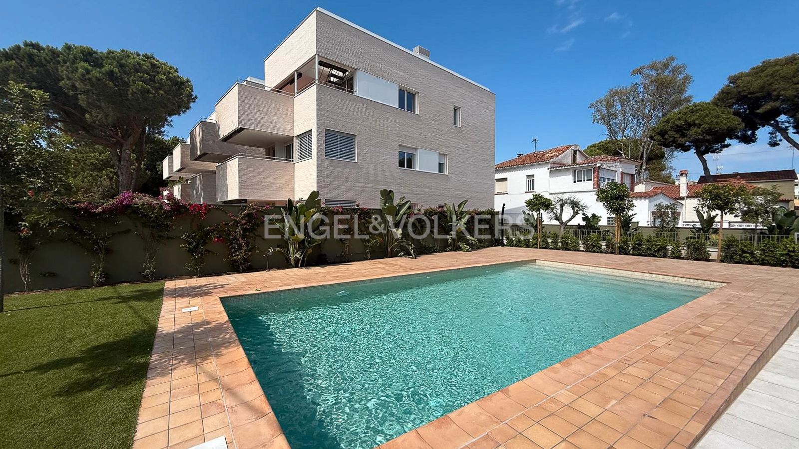 Swimming pool of Apartment to rent in Castelldefels  with Air Conditioner, Heating and Private garden