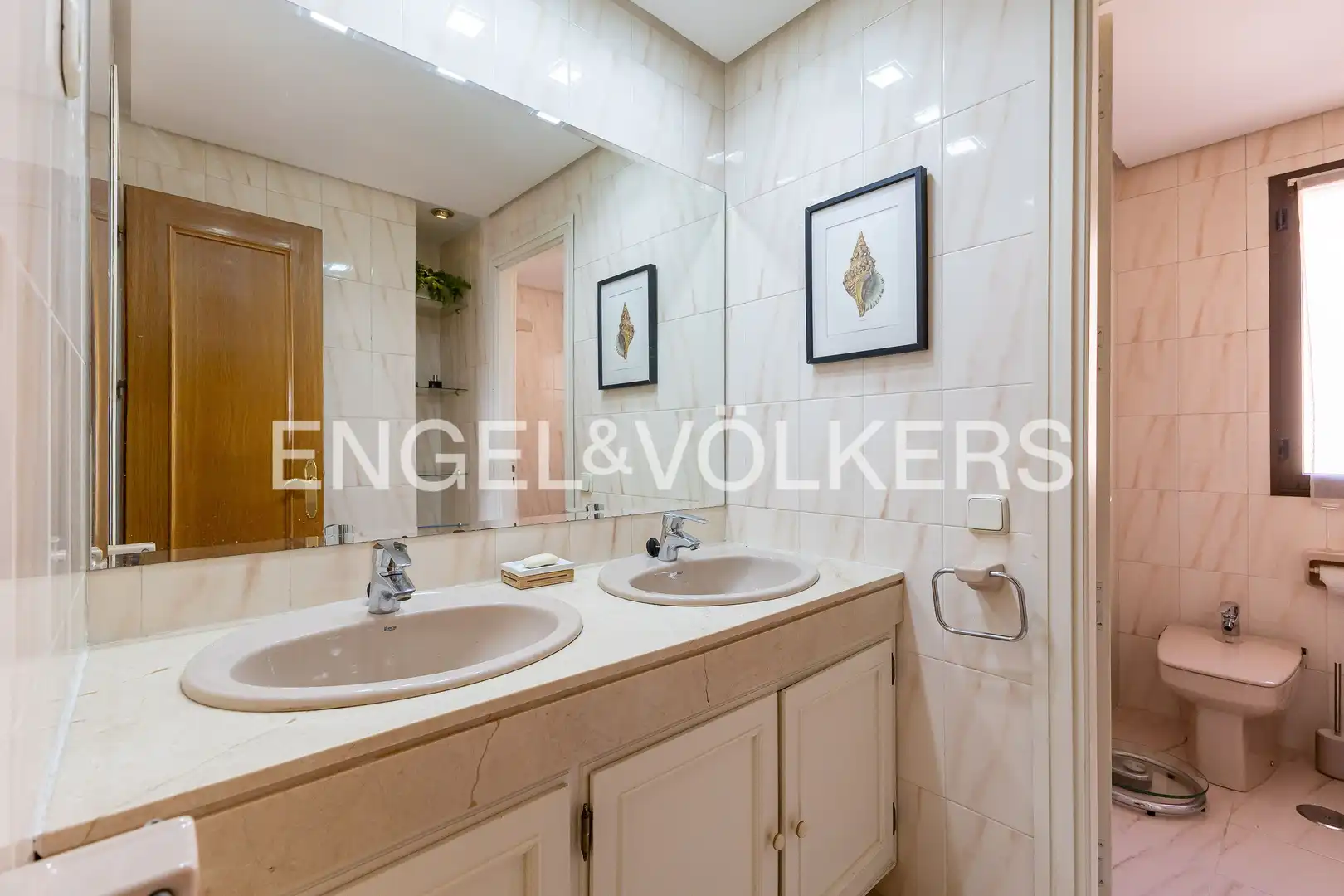 Baño de Casa adosada en venta en Madrid con Aire acondicionado, Calefacción y Jardín privado