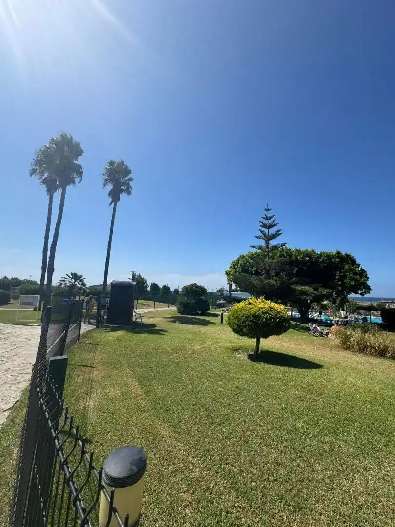 Vista exterior de Àtic en venda en Zahara de los Atunes amb Aire condicionat, Jardí privat i Traster