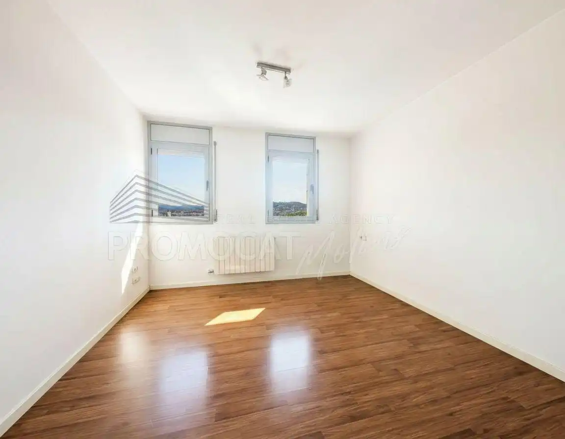 Habitación de Ático en venta en Molins de Rei con Aire acondicionado, Calefacción y Parquet