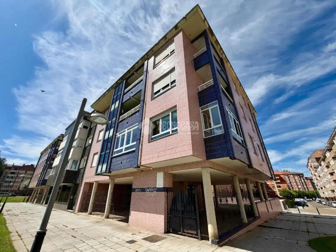 Außenansicht von Wohnung zum Verkauf in León Capital  mit Heizung, Parkett und Terrasse
