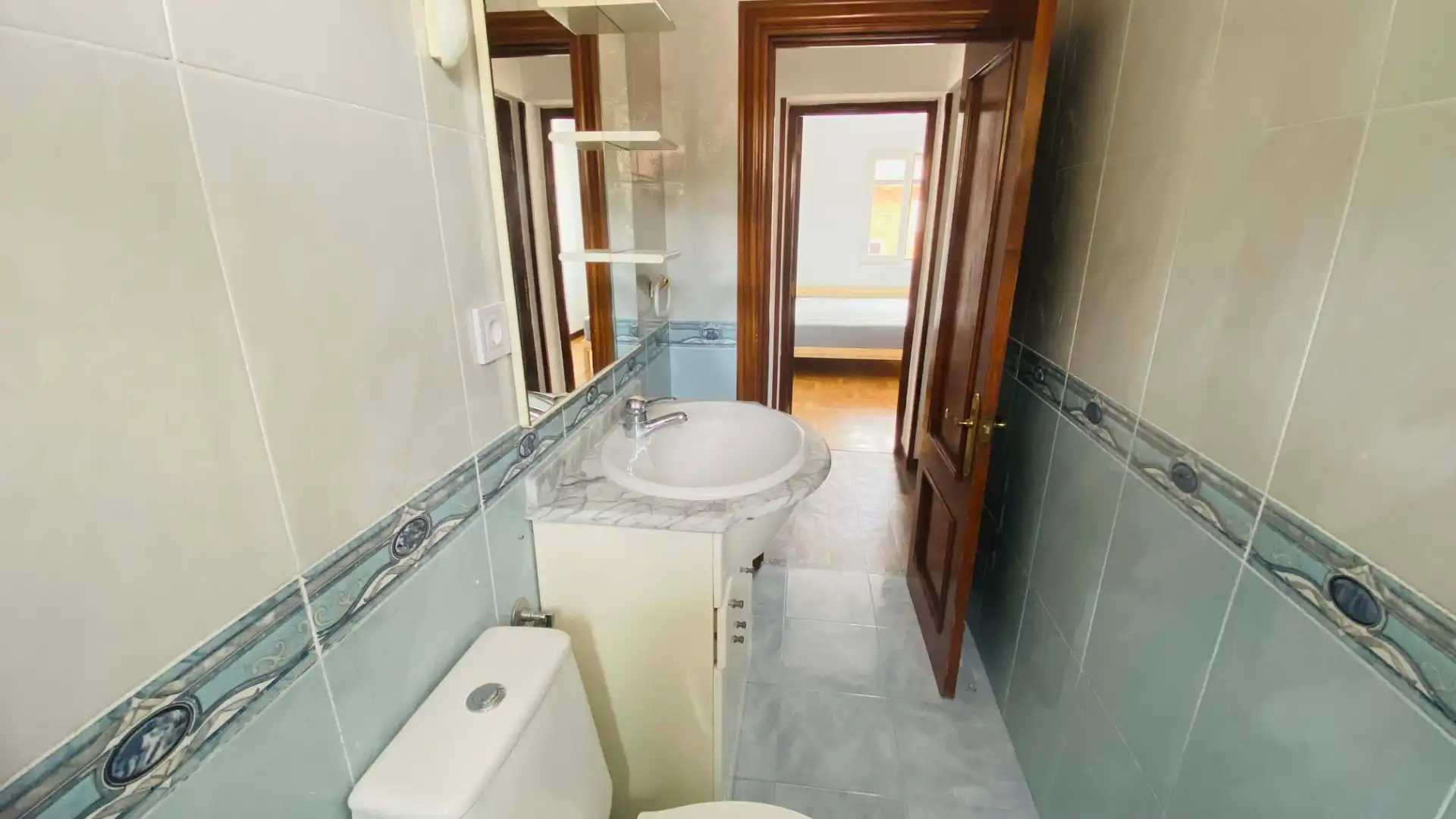 Baño de Piso de alquiler en San Martín del Rey Aurelio con Trastero, Amueblado y Horno