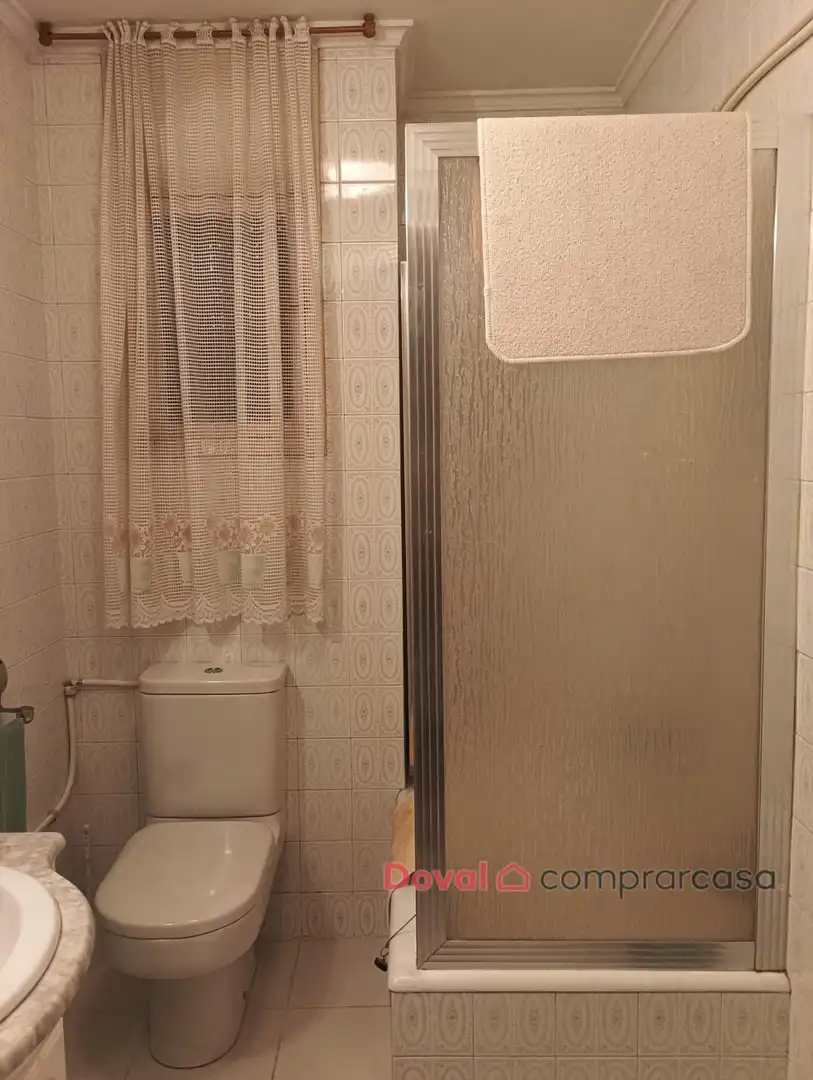Baño de Piso de alquiler en Vigo  con Calefacción, Parquet y Amueblado