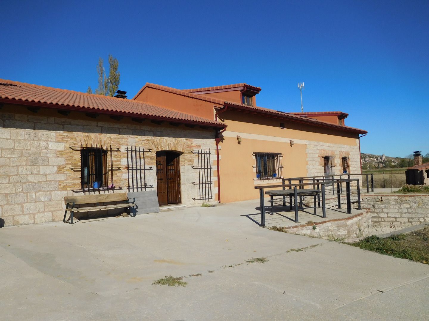 Vista exterior de Casa o xalet en venda en Villazopeque amb Calefacció, Jardí privat i Traster