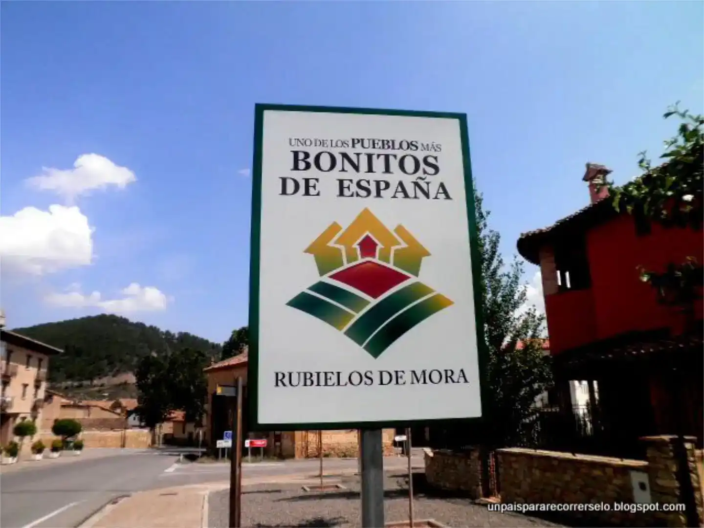 Vista exterior de Casa adosada en venta en Rubielos de Mora con Trastero y Balcón