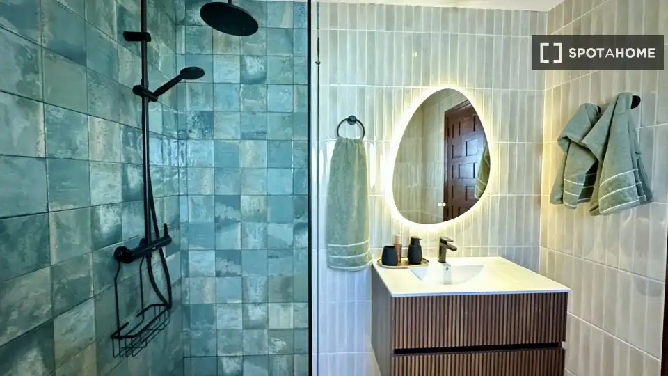 Bathroom of Apartments for share in Torremolinos  with Air Conditioner, Terrace and Furnished