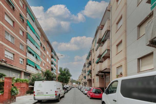 Local comercial en Venta en Enric Granados en Vinyets - Molí Vell