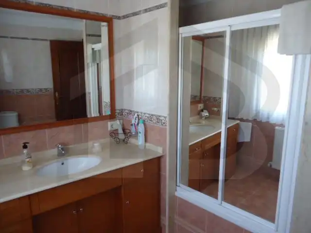 Bany de Casa adosada en venda en Medina de Pomar amb Calefacció, Piscina i Balcó