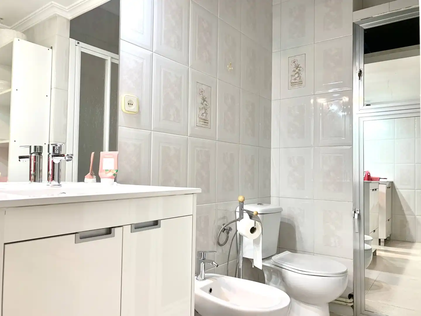 Bathroom of Flat for rent in Madrid  with Heating, Parquet flooring and Terrace
