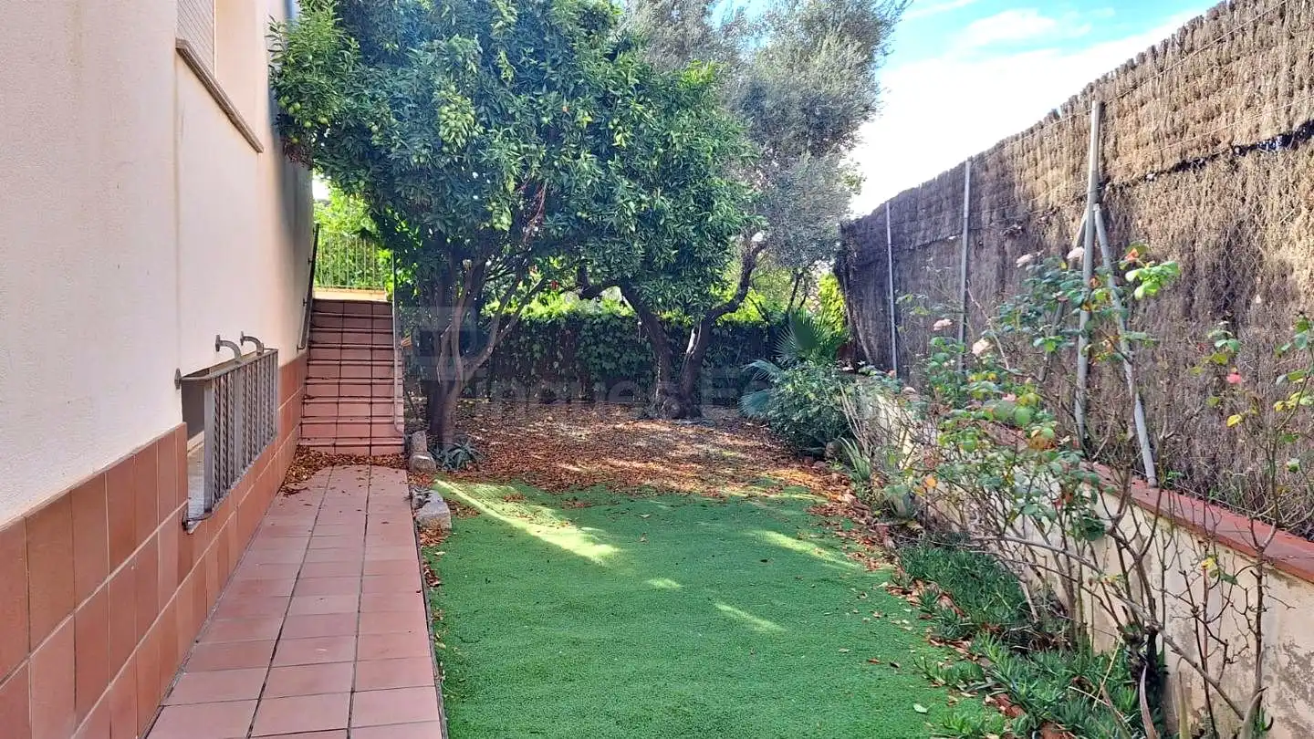 Maison mitoyenne avec jardin à vendre à Nucli Urbà, imagen 3