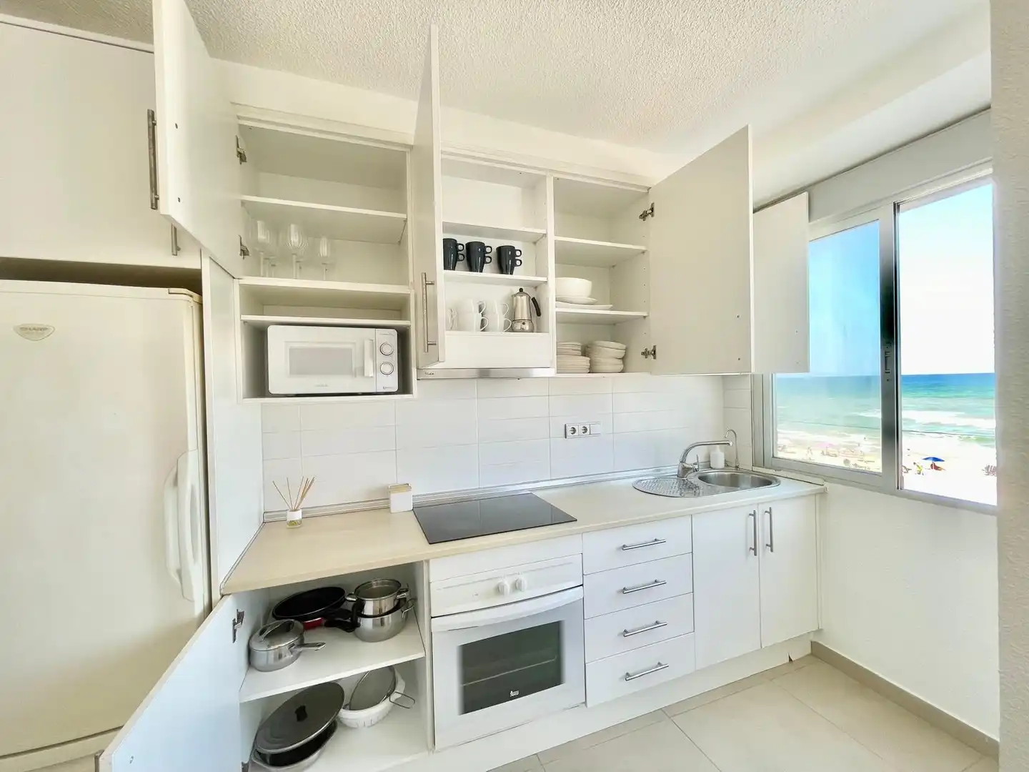 Cocina de Apartamento de alquiler en Guardamar del Segura con Amueblado, Lavadora y Microondas