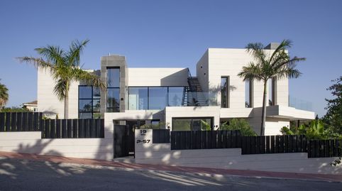 Descubre la joya del Valle del Golf en Nueva Andalucía: una villa contemporánea que redefine el lujo y la exclusividad.   Con 1.0, imatge 2