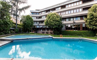 Swimming pool of Flat for sale in  Madrid Capital