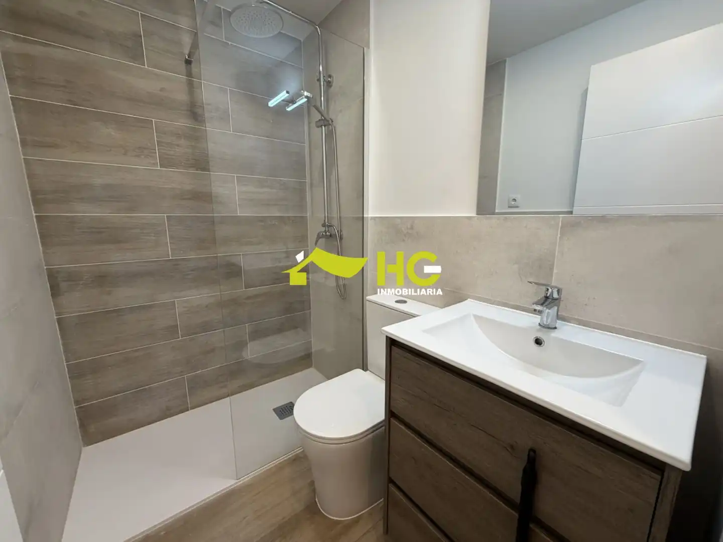 Baño de Apartamento de alquiler en Villaviciosa de Odón con Aire acondicionado, Calefacción y Parquet