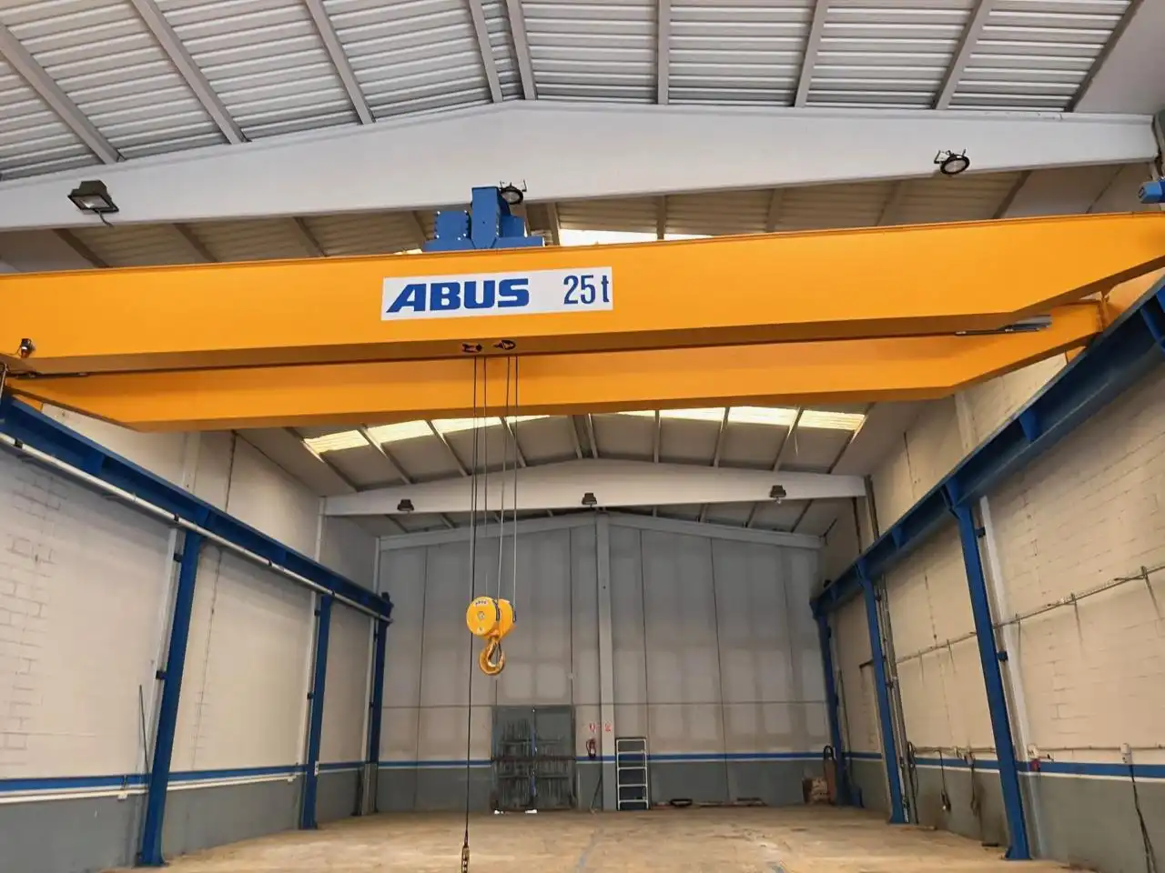 Vista exterior de Nave industrial en venta en Piera con Alarma