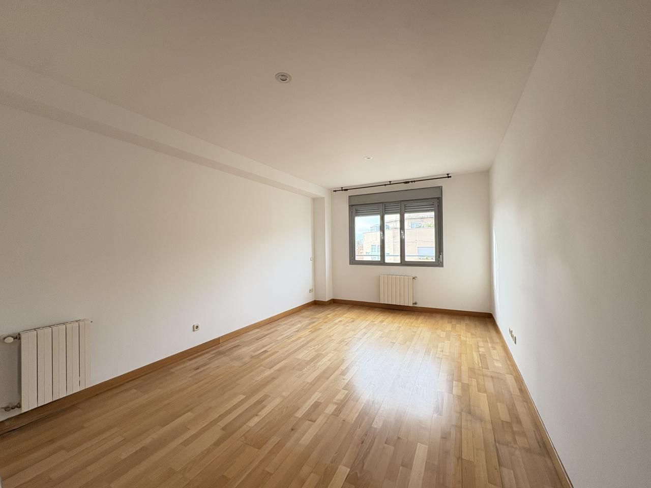 Dormitori de Pis de lloguer en  Madrid Capital amb Aire condicionat, Calefacció i Traster