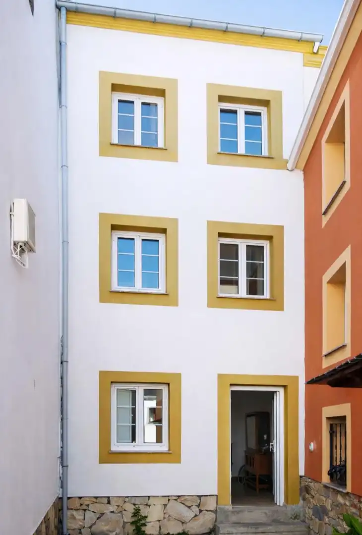 Vista exterior de Casa adosada en venda en Castropol amb Terrassa