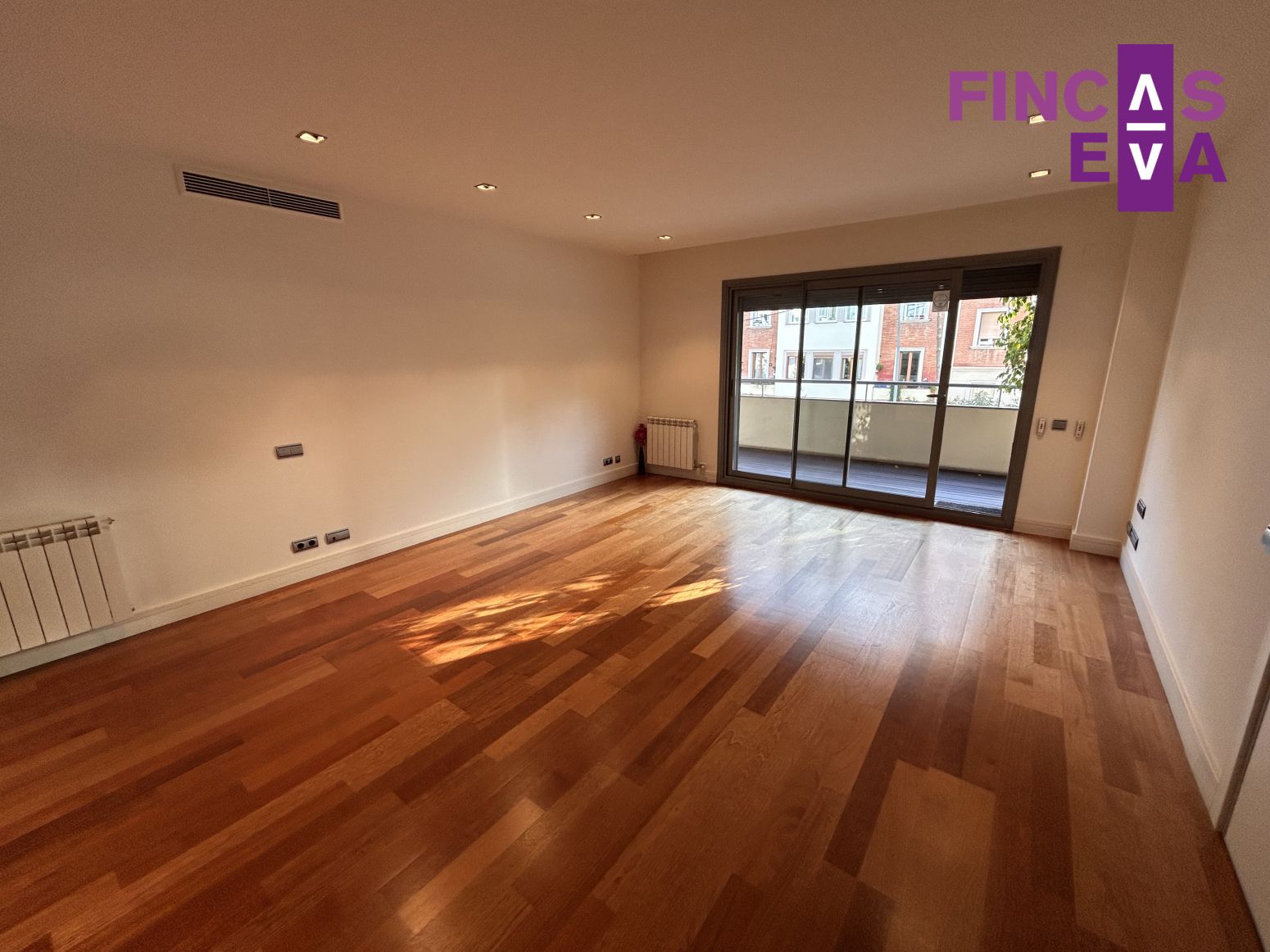 Exterior view of Flat for sale in  Barcelona Capital  with Air Conditioner, Heating and Parquet flooring