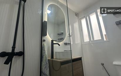 Bathroom of Flat to rent in  Madrid Capital  with Air Conditioner, Heating and Furnished