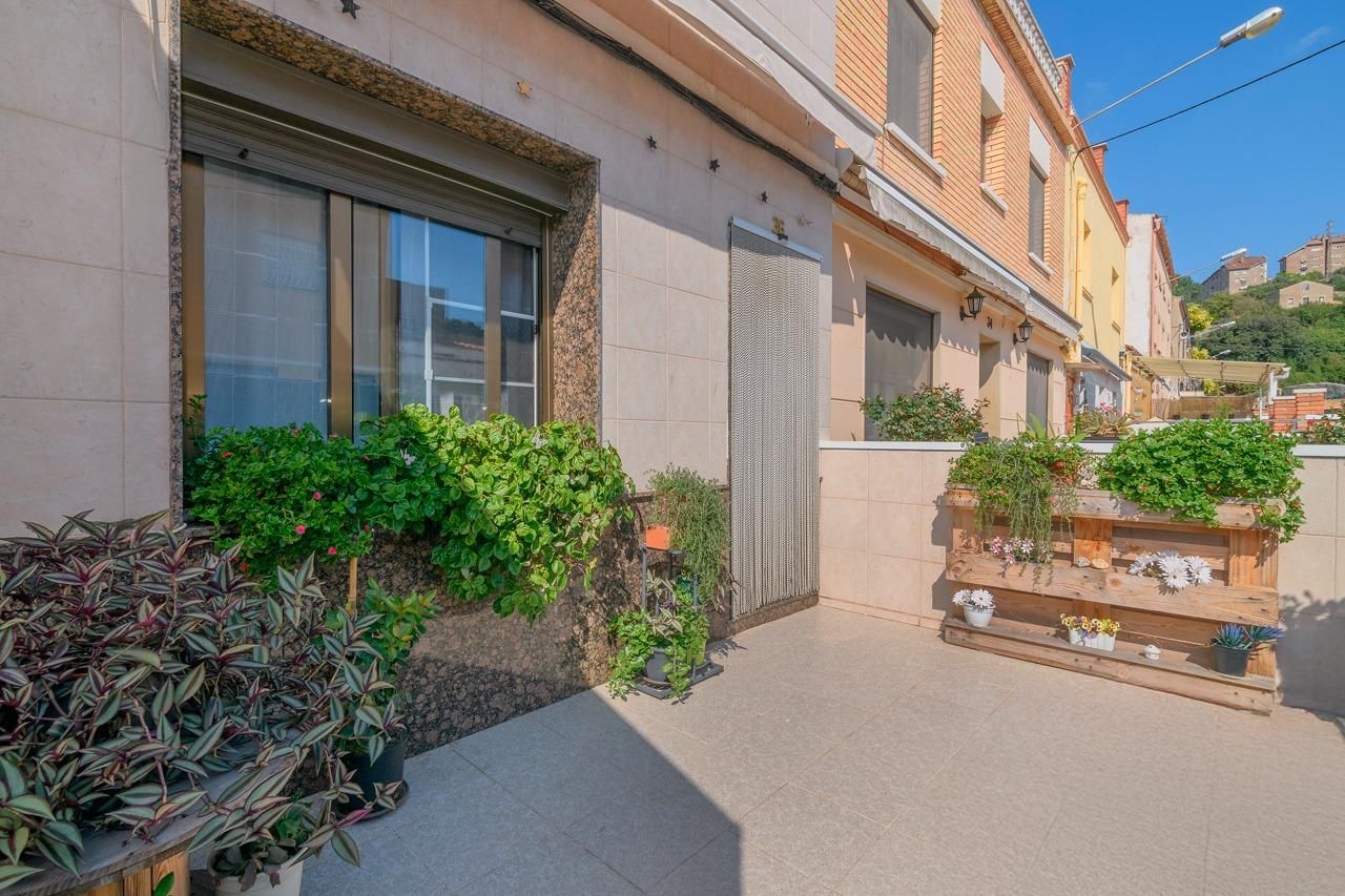 Vista exterior de Casa o xalet en venda en Manresa amb Calefacció i Terrassa