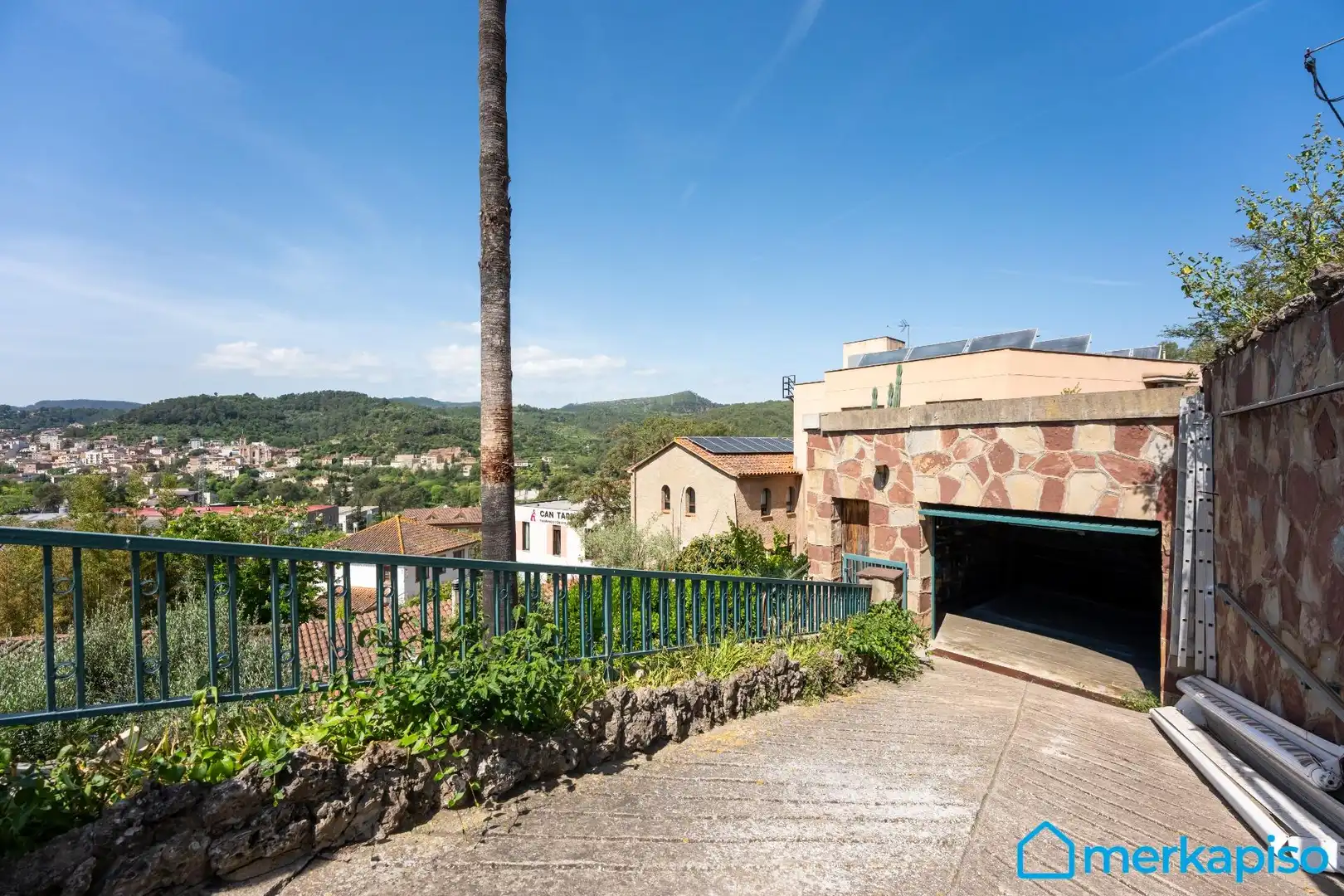Vista exterior de Finca rústica en venda en Torrelles de Llobregat amb Terrassa