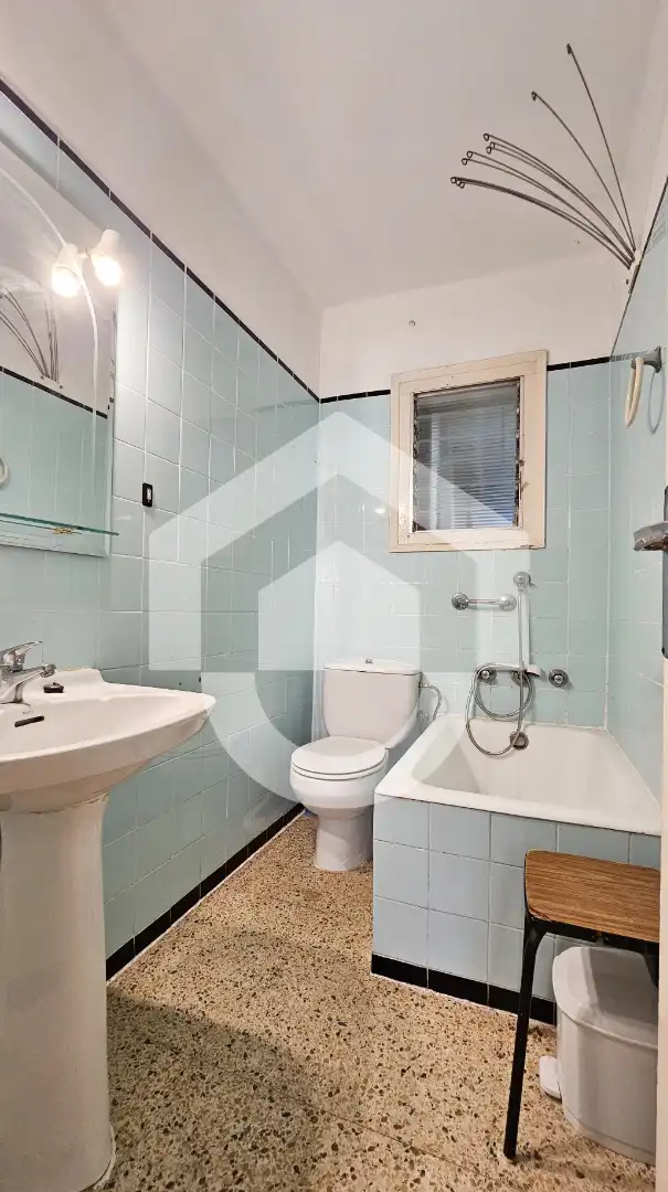 Badezimmer von Wohnung zum Verkauf in Barcelona mit Möbliert, Ofen und Balkon