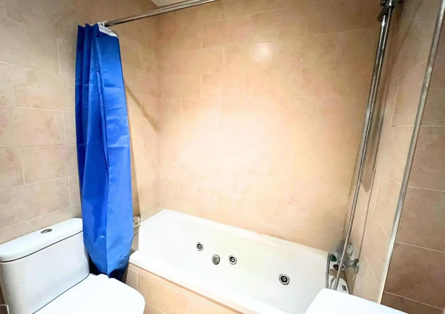 Bany de Casa o xalet en venda en Barberà del Vallès amb Aire condicionat, Terrassa i Balcó