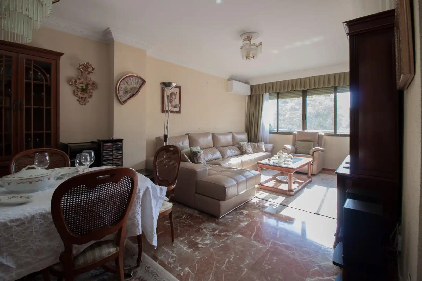 Living room of Flat for sale in Sevilla  with Air Conditioner, Heating and Community pool