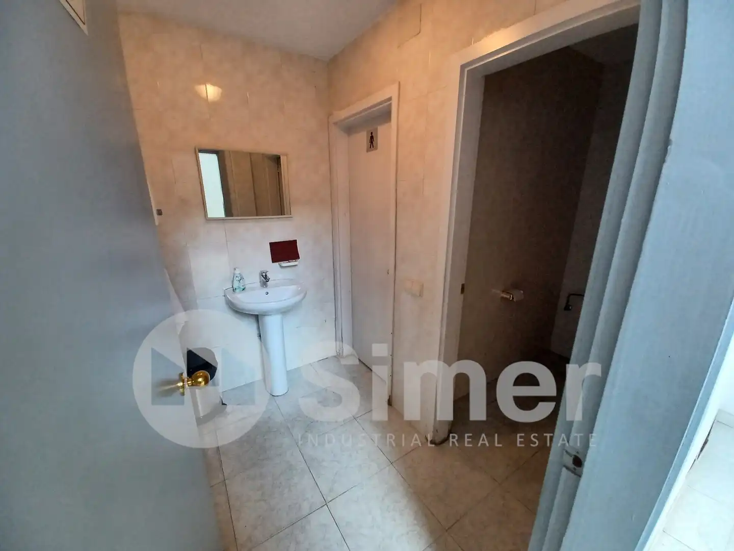 Badezimmer von Fabrikhallen zum Verkauf in Montcada i Reixac