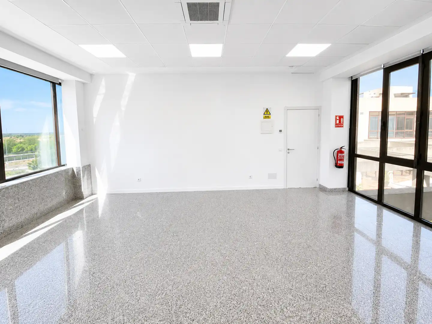 Büro zur Miete in Las Rozas de Madrid mit Klimaanlage, Heizung und Terrasse