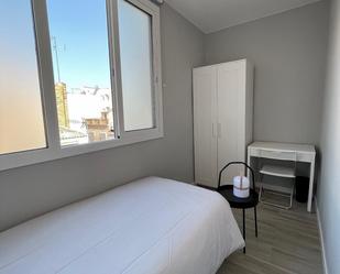 Dormitori de Apartament per a compartir en L'Hospitalet de Llobregat amb Moblat, Forn i Rentadora