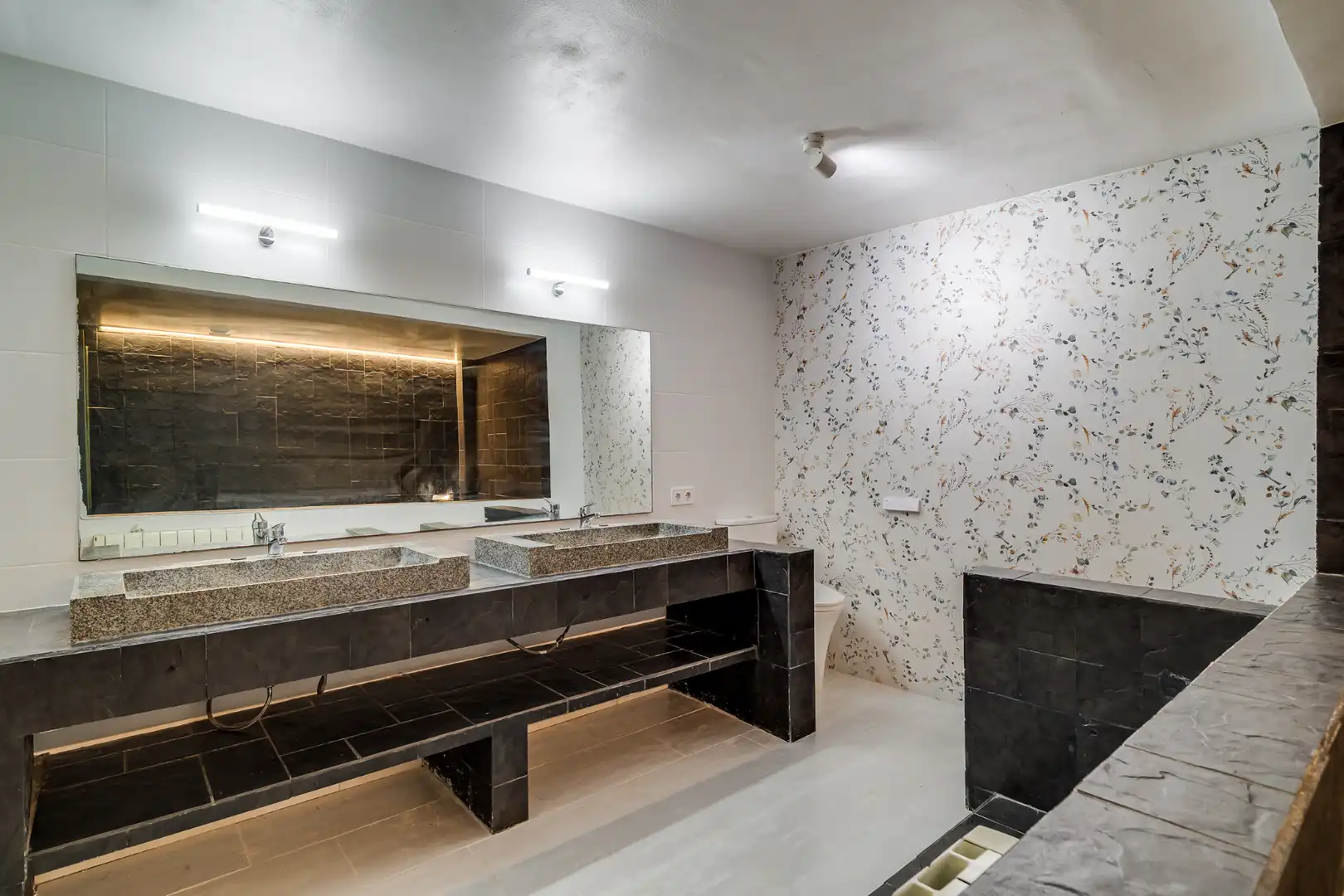 Bathroom of Flat for sale in Sitges  with Heating, Terrace and Storage room