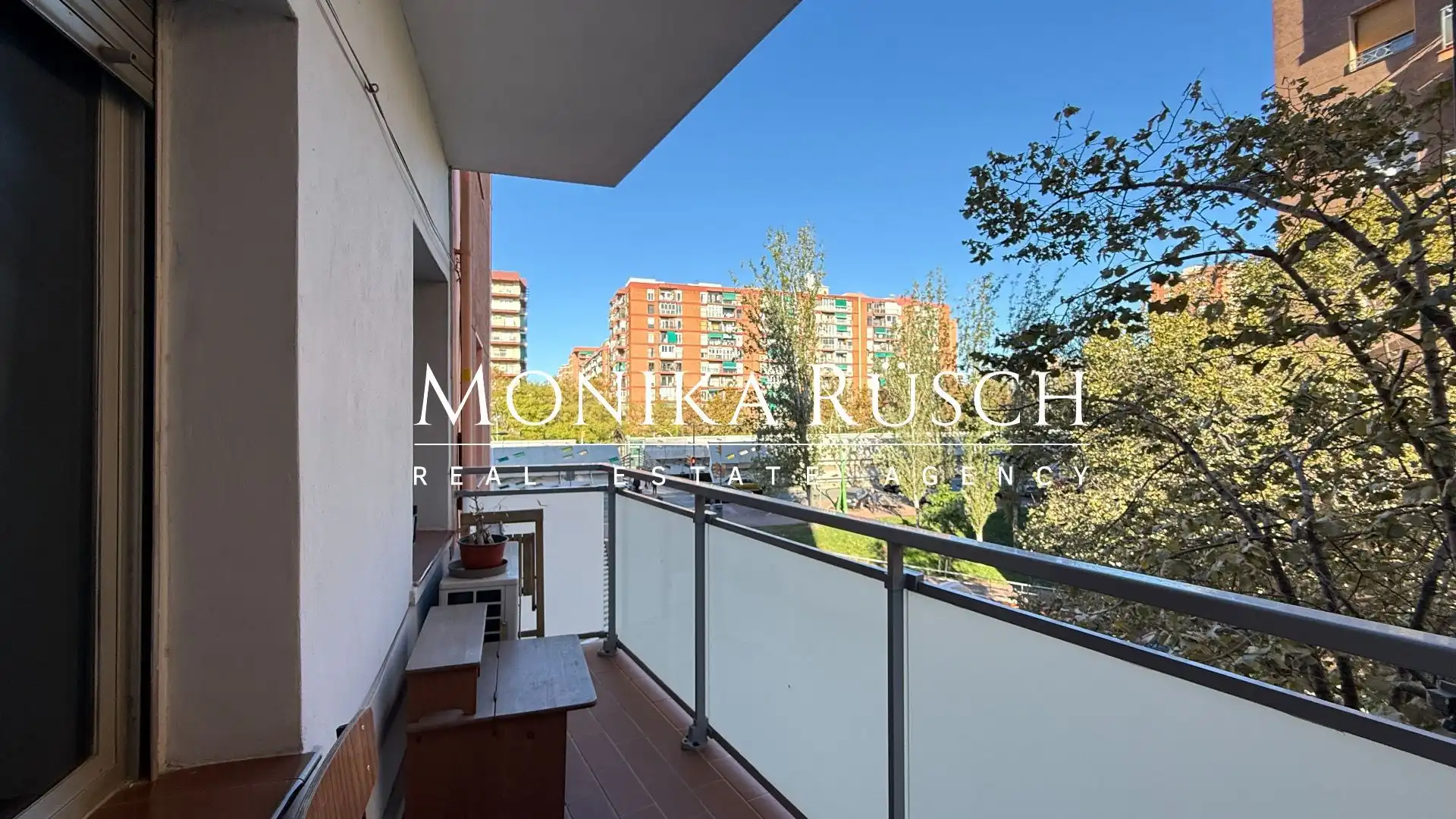 Außenansicht von Wohnung zum Verkauf in Barcelona mit Klimaanlage, Heizung und Terrasse