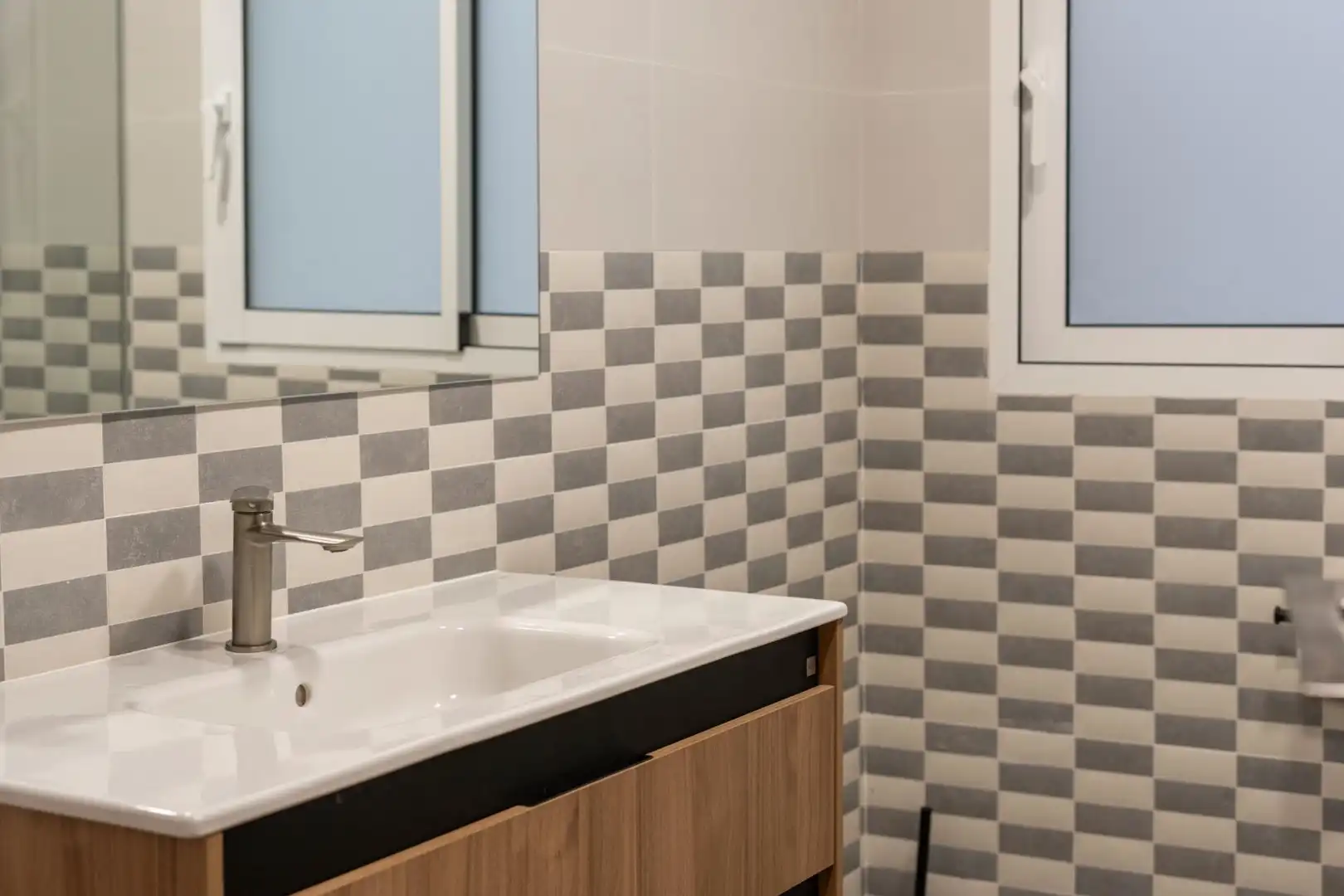 Bathroom of Flat for rent in Valencia  with Air Conditioner, Heating and Furnished