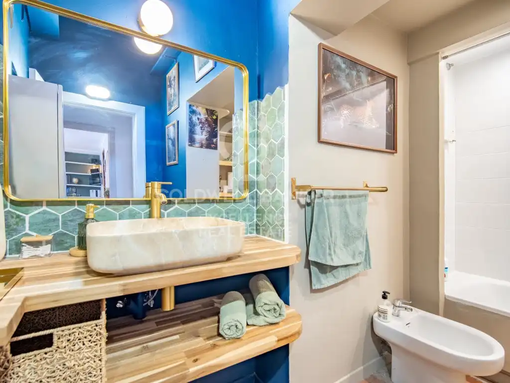 Bathroom of Flat for sale in Valencia  with Air Conditioner, Heating and Oven